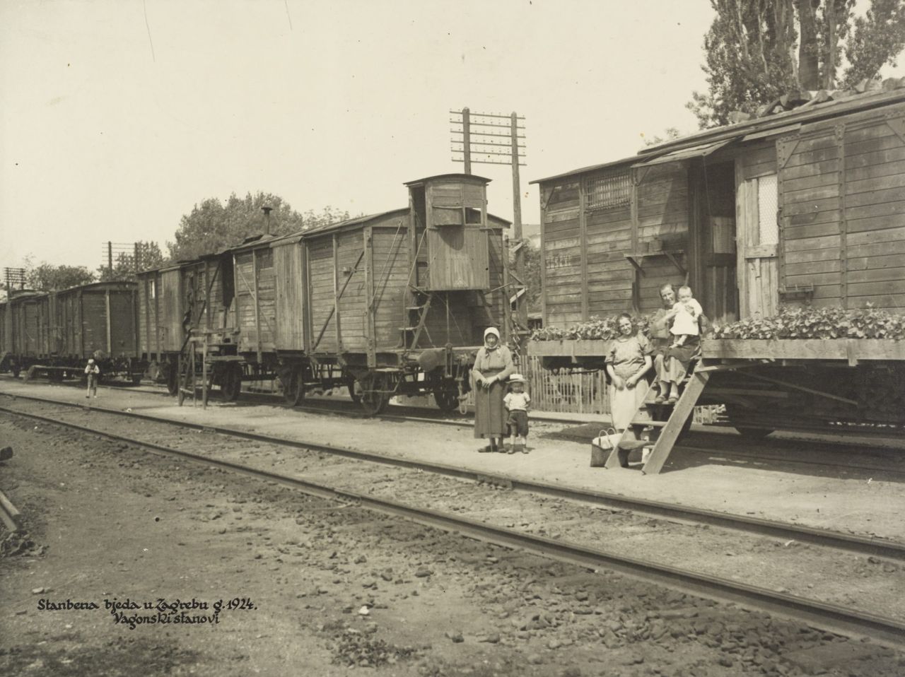 Stambena bijeda u Zagrebu 1924. godine. Vagonski stanovi (Zbirka Vladimira Ćepulića, HMMF-4625)